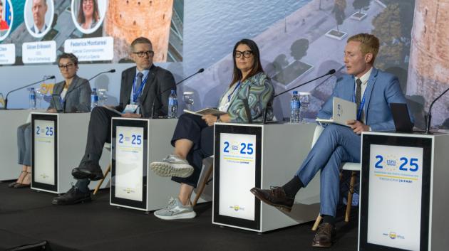 Σύνεδροι σε πάνελ