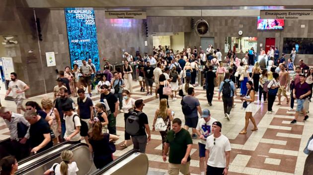 Πλήθος στον σταθμό Συντάγματος