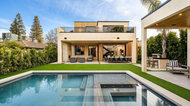 Σύγχρονο σπίτι με πισίνα