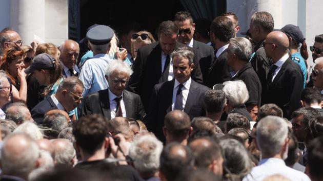 Πλήθος σε κηδεία