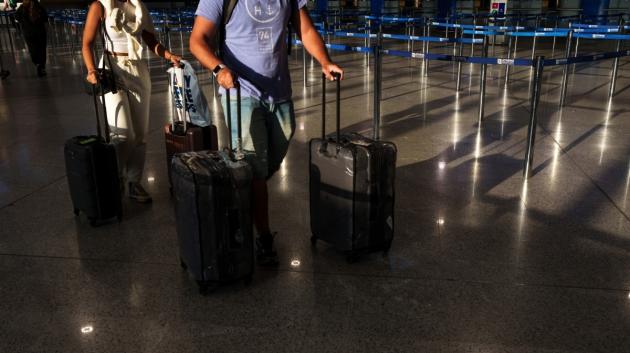 Επιβάτες με βαλίτσες αεροδρόμιο