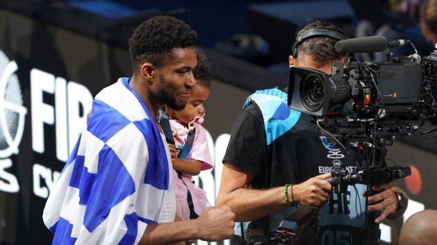 Γιάννης Αντετοκούνμπο με σημαία