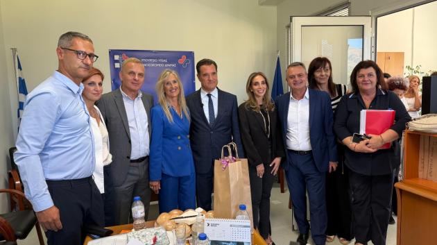 Επίσημοι σε εκδήλωση γραφείου