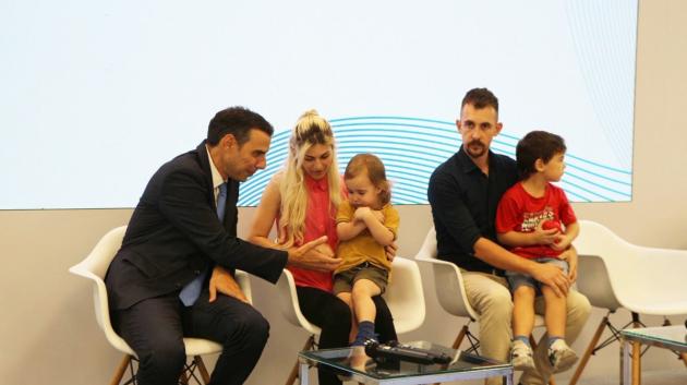 Οικογένεια σε σκηνή συζήτησης