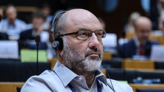 Άνδρας με ακουστικά συνεδρίου