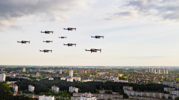 Σμήνος drones πάνω από πόλη