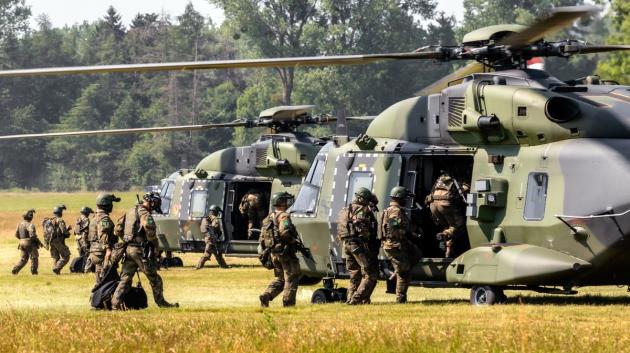 Γερμανοί στρατιώτες και ελικόπτερα