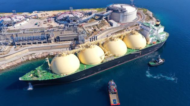 Φορτηγό LNG σε λιμάνι