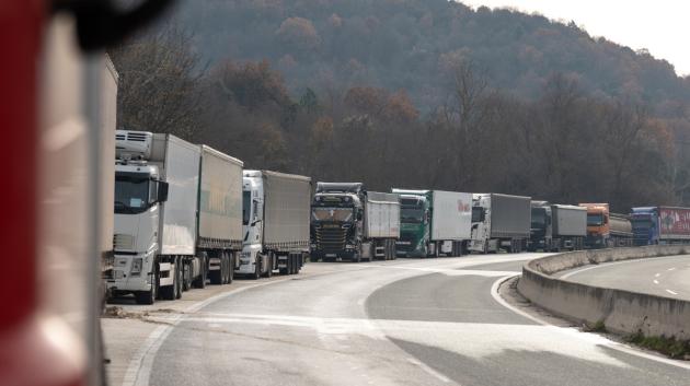 Εγκλωβισμένα Φορτηγά