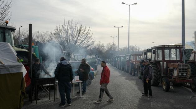 Αγρότες με τρακτέρ δρόμος