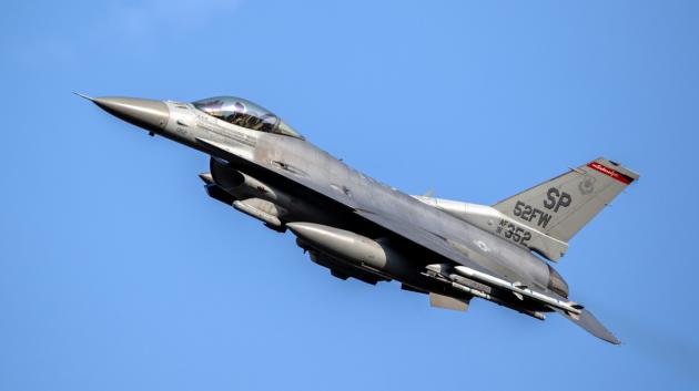 Μαχητικό F-16 σε πτήση