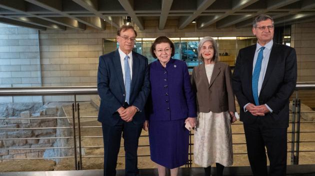 Άτομα σε εκδήλωση της Εθνικής Τράπεζας