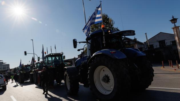 Τρακτέρ σε μπλόκο αγροτών