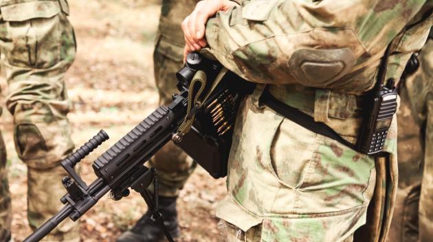 Στρατιώτης με όπλο
