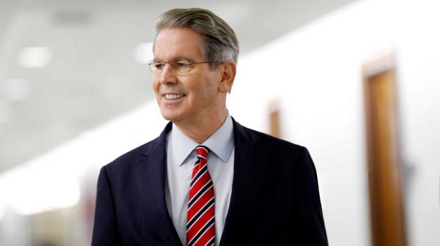 Σκοτ Μπέσεντ χαμογελάει