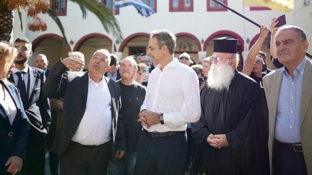 Κυριάκος Μητσοτάκης με πολίτες