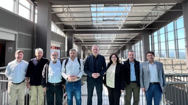 ομάδα επιχειρηματιών σε εσωτερικό χώρο