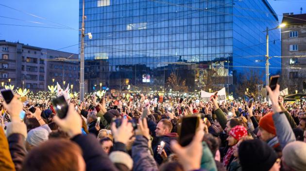 σέρβικη διαδήλωση πλήθος