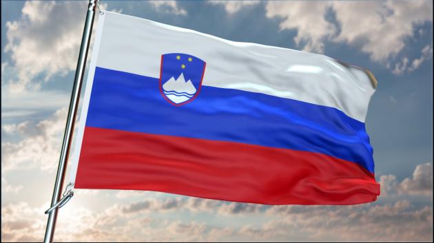 Σημαία Σλοβενίας κυματίζει