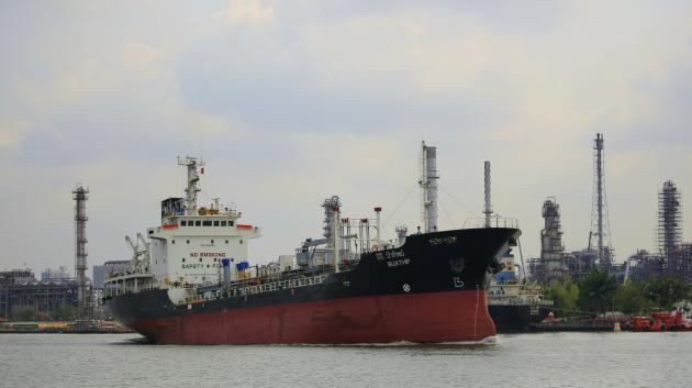 δεξαμενόπλοιο σε λιμάνι