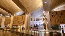 Εσωτερικό του Grand Egyptian Museum στη Γκίζα Άγαλμα στο GEM Γκίζας