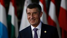 Άνδρας με σημαίες πίσω