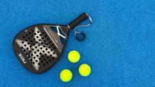 ρακέτα padel και μπάλες