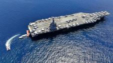 Αμερικανικό αεροπλανοφόρο στη θάλασσα