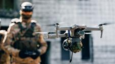 Στρατιώτης με drone