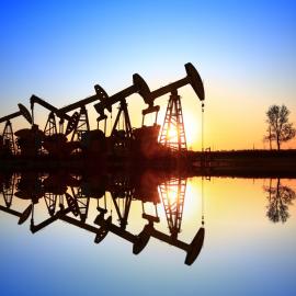 πετρελαϊκές αντλίες σε ηλιοβασίλεμα