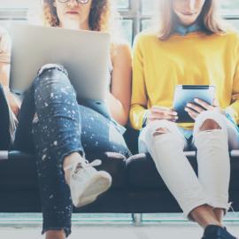 Νέοι με ψηφιακές συσκευές