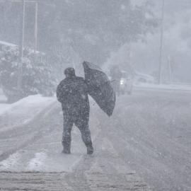 Άνθρωπος σε χιονοθύελλα