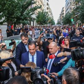 Πλήθος δημοσιογράφων δρόμος