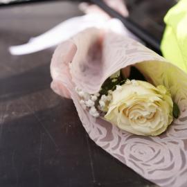 Λευκό τριαντάφυλλο ανθοδέσμη