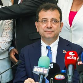 Εκρέμ Ιμάμογλου στο βήμα