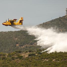 Πυροσβεστικό αεροπλάνο εν δράσει