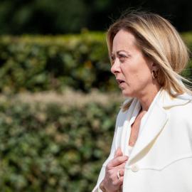 Τζόρτζια Μελόνι σε εξωτερικό χώρο