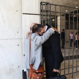 Άνθρωποι αγκαλιά στο δικαστήριο