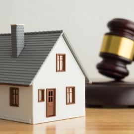 Σφυρί δημοπρασίας και σπίτι