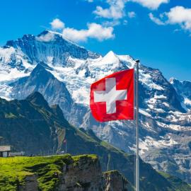 Ελβετική σημαία βουνό