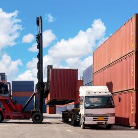 Φορτηγά σε κοντέινερ