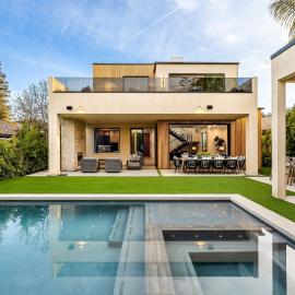 Σύγχρονο σπίτι με πισίνα