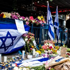 Ισραηλινή σημαία και λουλούδια