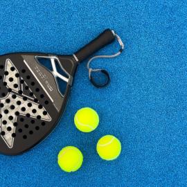 ρακέτα padel και μπάλες