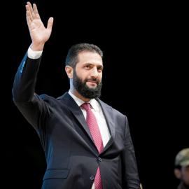 Άχμαντ αλ-Σαράα χαιρετά