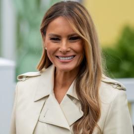 Μελάνια Τραμπ χαμογελάει