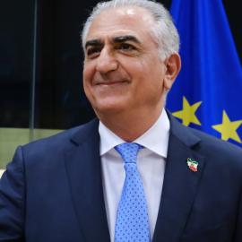 Ρεζά Παχλαβί κοντά σε σημαία