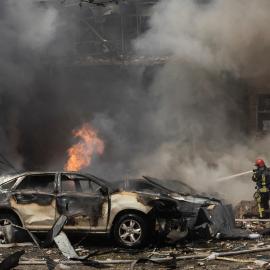 Φωτιά μετά από βομβαρδισμό