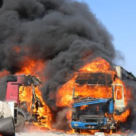 Φλεγόμενα φορτηγά Μέση Ανατολή
