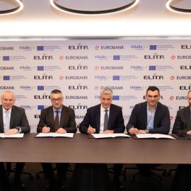 Eurobank άτομα που υπογράφουν συμφωνία